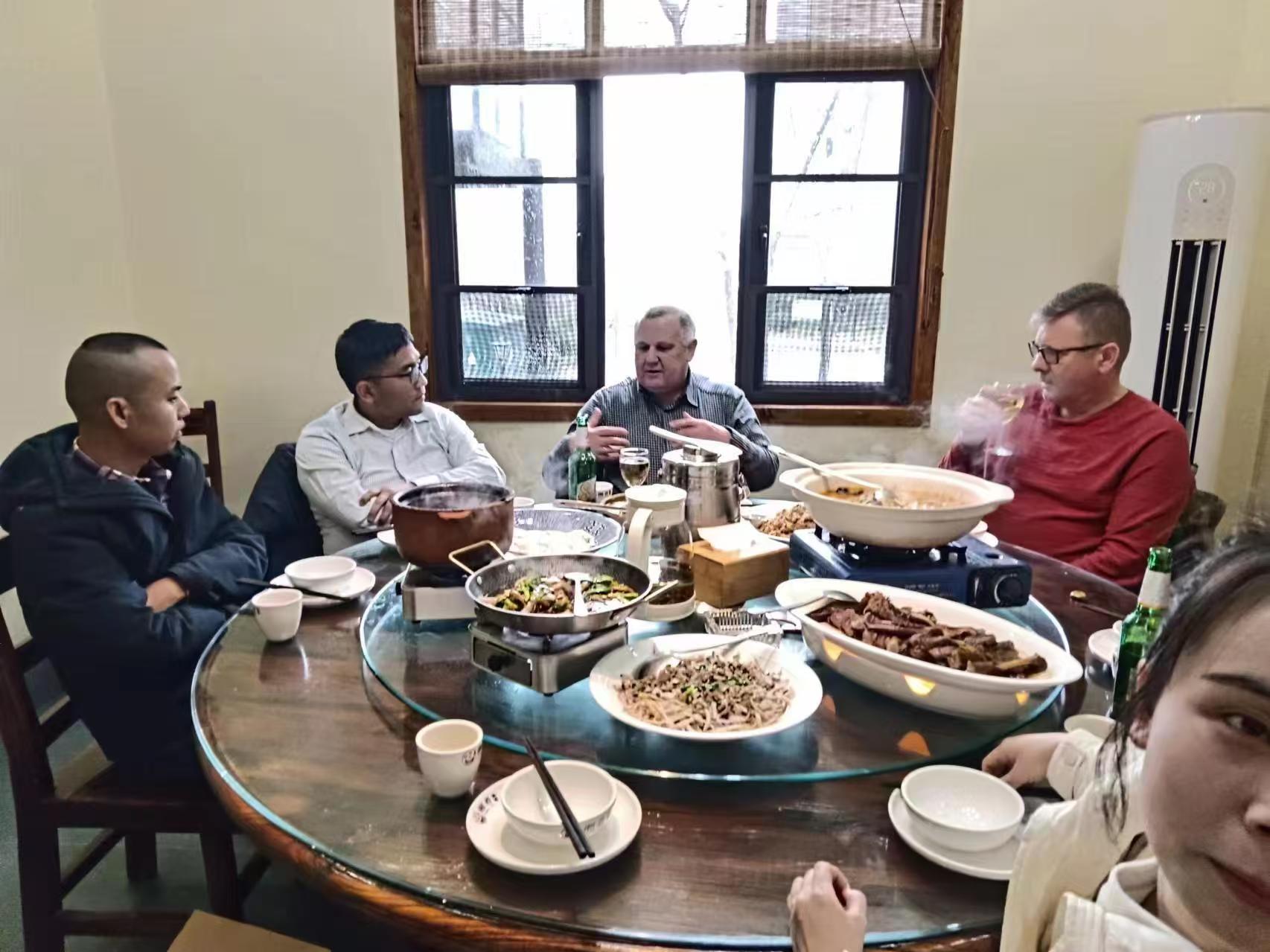 睿婕何總與前來(lái)公司考察的國(guó)際友人一起用餐